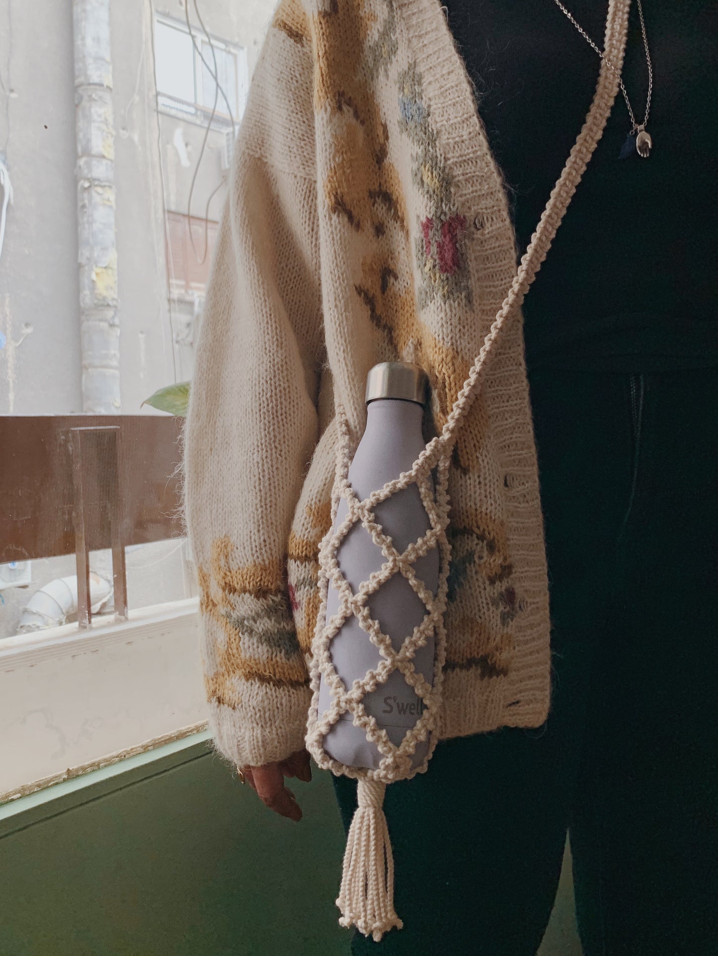 Bottle holder in white